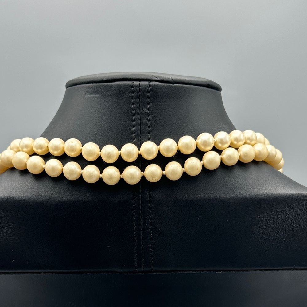 Elegant Cream Glass Beaded Necklace - Picture 4 of 4